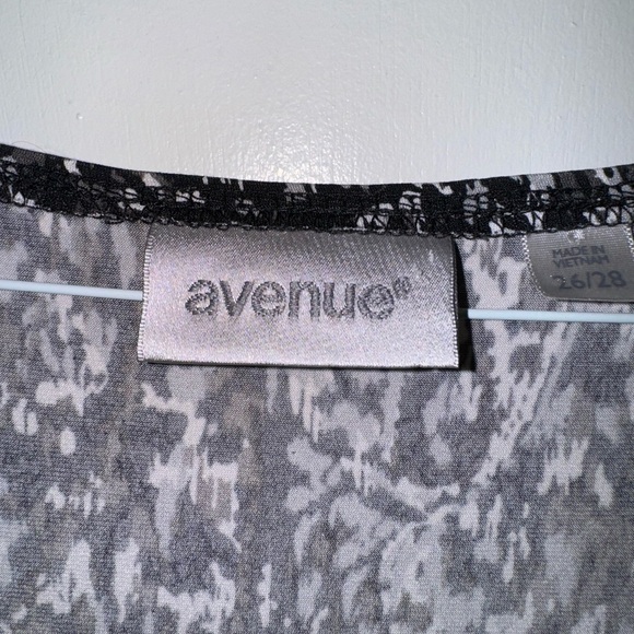 Women’s Sparkly Sleeveless Black and White Blouse - Avenue Brand Size 26/28 - Picture 4 of 6